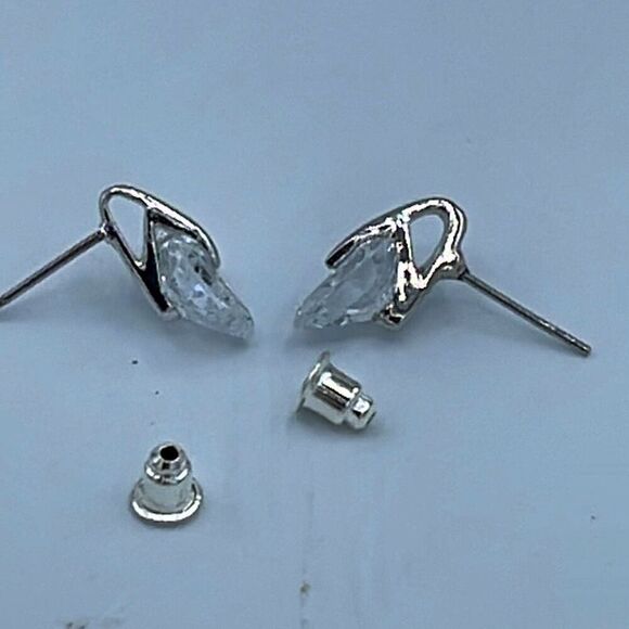 Heart crystals set in Rhodium plated earrings. - Picture 6 of 8